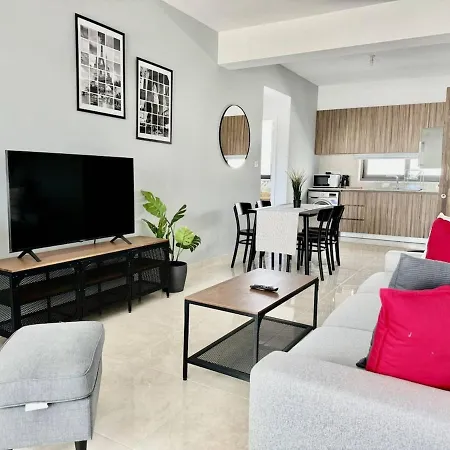 Bright & Cozy In Livadhia