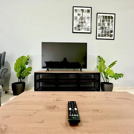 Bright & Cozy In Daire Livadhia