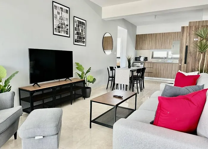 Bright & Cozy In Livadhia