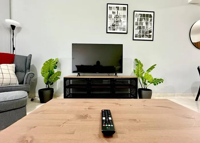 Bright & Cozy In Daire Livadhia